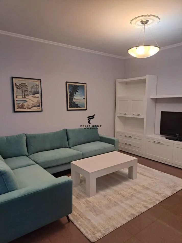 Tirane, jepet me qera apartament 2+1+Ballkon Kati 2, 130 m² 800 € (PAZARI I RI)