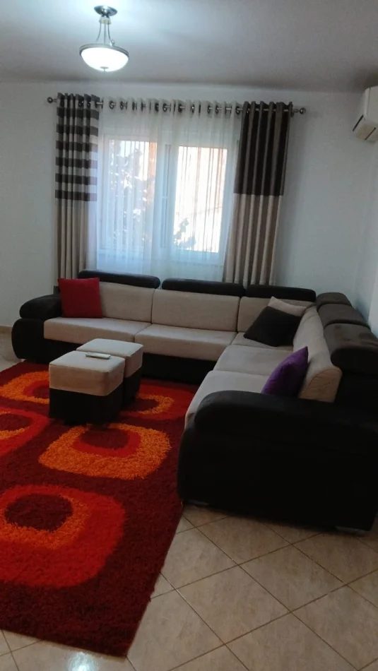 Tirane, jepet me qera apartament 1+1 Kati 5, 80 m² 600 € (Rruga Myslym Shyri)