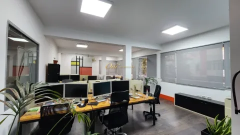 Tirane, jepet me qera zyre Kati 5, 900 m² 1.5000 € (BLLOK)