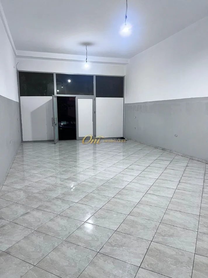Fier, shitet dyqan Kati 0, 70 m² 62.000 € (PRANE STADIUMIT DHE SHKOLLES NAIM FRASHERI)