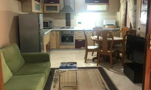 🏠 Rruga e Dibres,pas Big Market ,jepet me qera, ne katin e 1-re te nje vile apartament 1+1,i mobiluar.50,000Leke