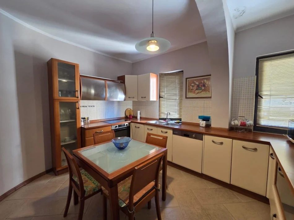Tirane, jepet me qera apartament 1+1 Kati 5, 95 m² 650 € (Komuna e Parisit)