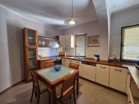 Tirane, jepet me qera apartament 1+1 Kati 5, 95 m² 650 € (Komuna e Parisit)