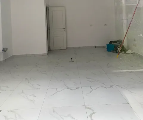 Tirane, shitet dyqan Kati 0, 36 m² 90.000 € (YZBERISHT)
