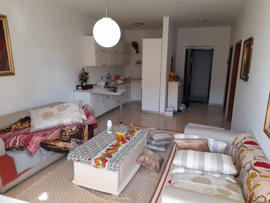 Shitet apartament ne katin 2, cmimi 105.000 euro, ne zonen e Freskut ( Qesarake )