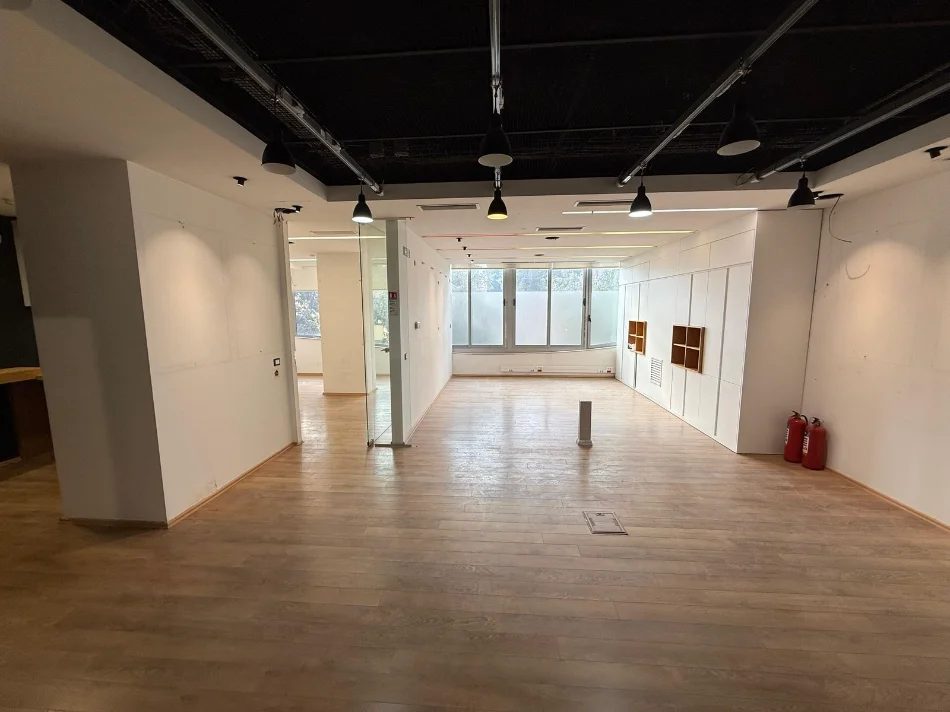Tirane, jepet me qera zyre Kati 2, 86 m² 1.100 € (RRUGA E ELBASANIT)