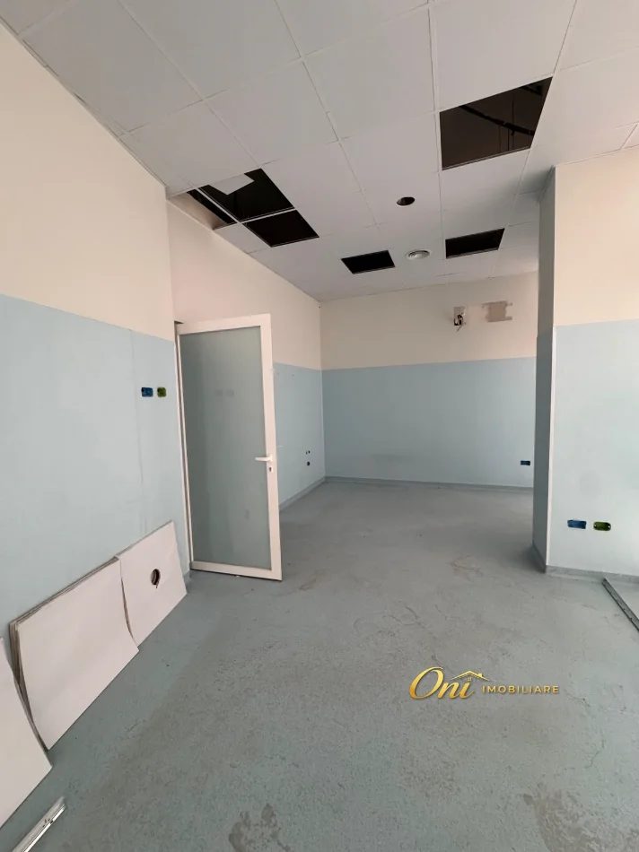 Tirane, jepet me qera dyqan Kati 0, 132 m² 2.500 € (KOMUNA E PARISIT)