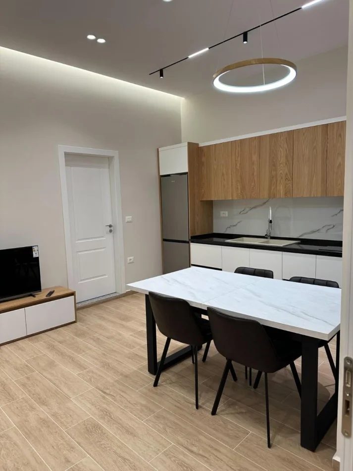 Tirane, jepet me qera apartament 2+1 Kati 1, 80 m² 600 € (Don Bosko)