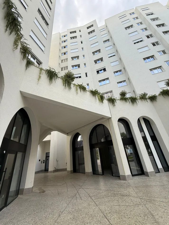 Tirane, jepet me qera dyqan Kati 0, 35 m² 450 € (UNAZA E RE)