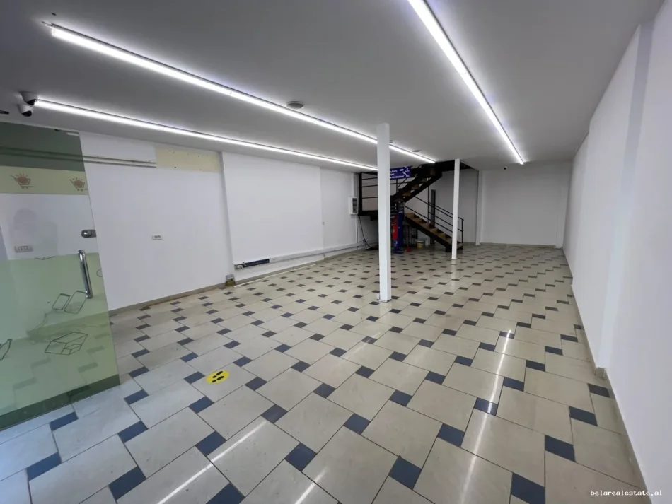 Tirane, jepet me qera dyqan Kati 0, 134 m² 1.500 € (Myslym Shyri)