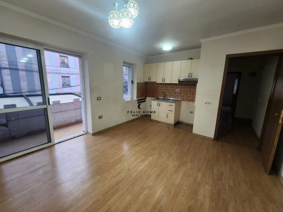 Tirane, jepet me qera zyre Kati 2, 58 m² 700 € (RRUGA BARDHYL)