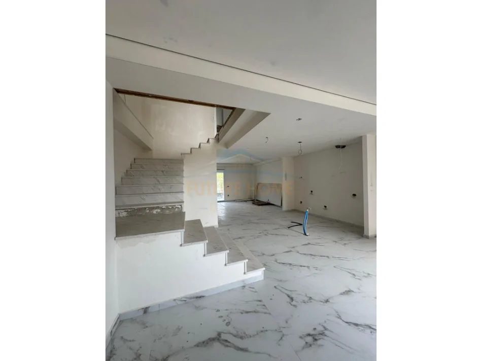 Tirane, shitet apartament duplex 3+1 Kati 1, 194 m² 223.000 € (FRESK)