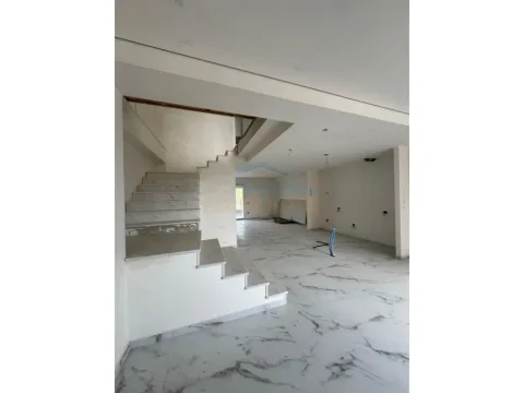 Tirane, shitet apartament duplex 3+1 Kati 1, 194 m² 223.000 € (FRESK)