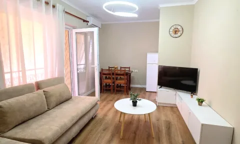 Me Qera: 1+1+Kuzh. me Vete (Qender - Plazza, pas Muzeut) K4, me Ashensor - i Mobiluar, 2 Kondicioner | 65,000 Leke/Muaj