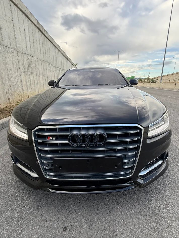 Shqiperi, shes makine Audi A8L Nafte, e zeze automatik Klima 196.000 km 18.000 €