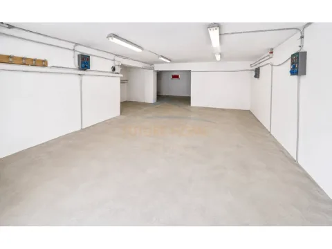 Tirane, shitet magazine Kati 0, 98 m² 47.000 € (Rruga Bardhyl)