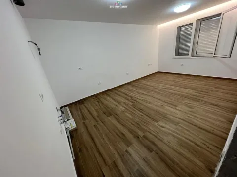 [BZ2109] Tirane, jepet me qera zyre Kati 3, 60 m² 500 €