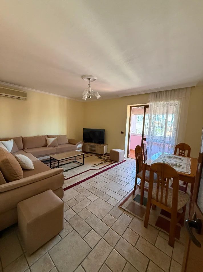 Tirane, jepet me qera apartament 3+1 Kati 3, 85 m² 550 € (XHAMLLIKU)