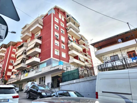 Shitet: Amb i persht. per Zyre | Selitë | 50,000 Euro