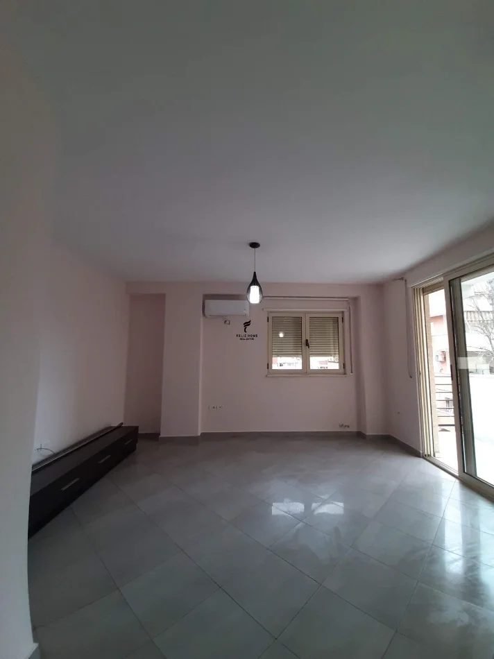 Tirane, jepet me qera zyre Kati 1, 75 m² 600 € (KOMUNA E PARISIT)