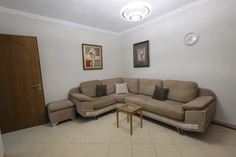 Tirane, jepet me qera apartament 2+1 Kati 2, 75 m² 550 € (PRANE MARTENITETIT)