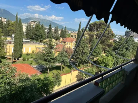 Tirane, jepet me qera zyre Kati 4, 160 m² 2.000 € (Rruga e Elbasanit)
