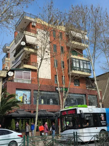 Tirane, jepet me qera zyre Kati 1, 290 m² 2.800 € (UZINA DINAMO)