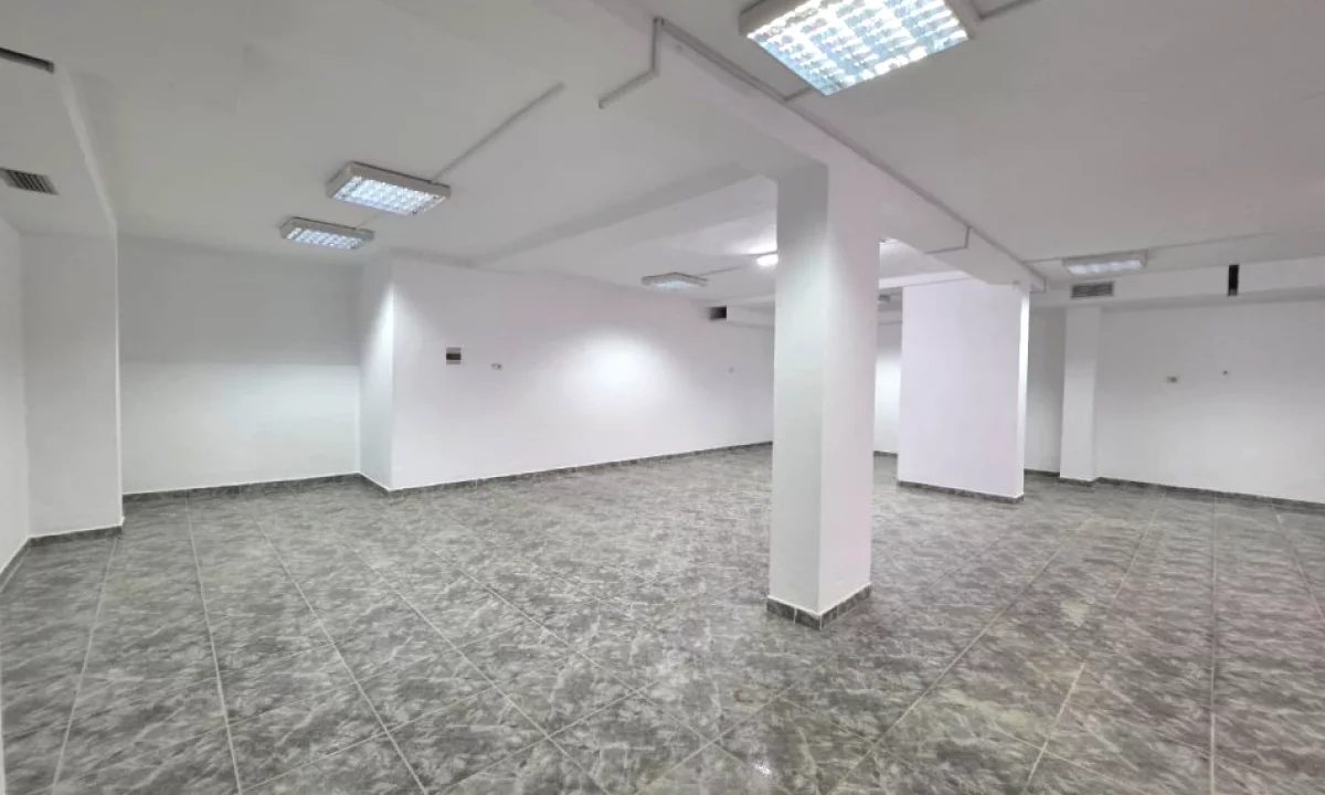 Me Qera : Ambient Biznesi Sip.110m2 Buze Rruges Kryesore📍Blloku i Vilave ne Selite - Komuna e Paris