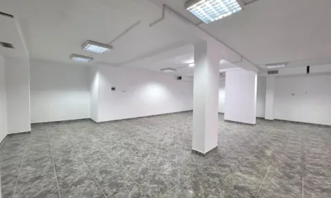 Me Qera : Ambient Biznesi Sip.110m2 Buze Rruges Kryesore📍Blloku i Vilave ne Selite - Komuna e Paris