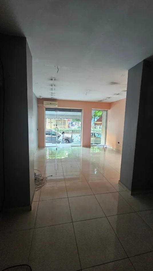 Tirane, jepet me qera ambjent biznesi Kati 1, 33 m² 800 € (Rruga Bardhyl)