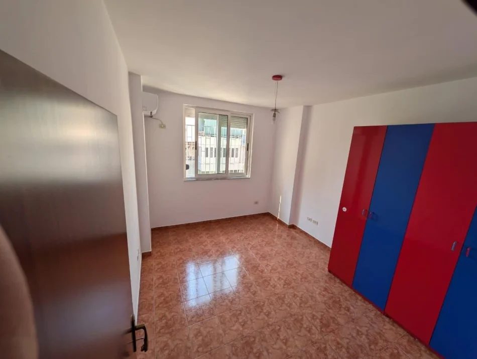 Tirane, jepet me qera apartament 2+1 Kati 7, 90 m² 700 € (Rruga Myslym Shyri)