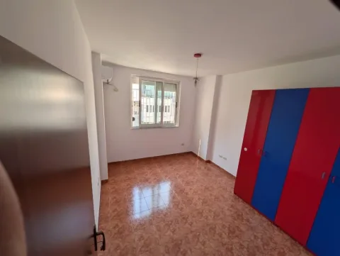 Tirane, jepet me qera apartament 2+1 Kati 7, 90 m² 700 € (Rruga Myslym Shyri)