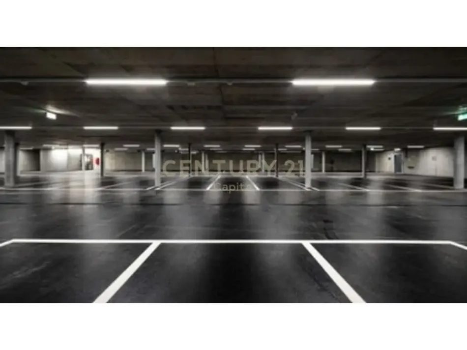 Tirane, shitet garazh | post parkimi , 34 m² 33.000 € (Oxhaku)