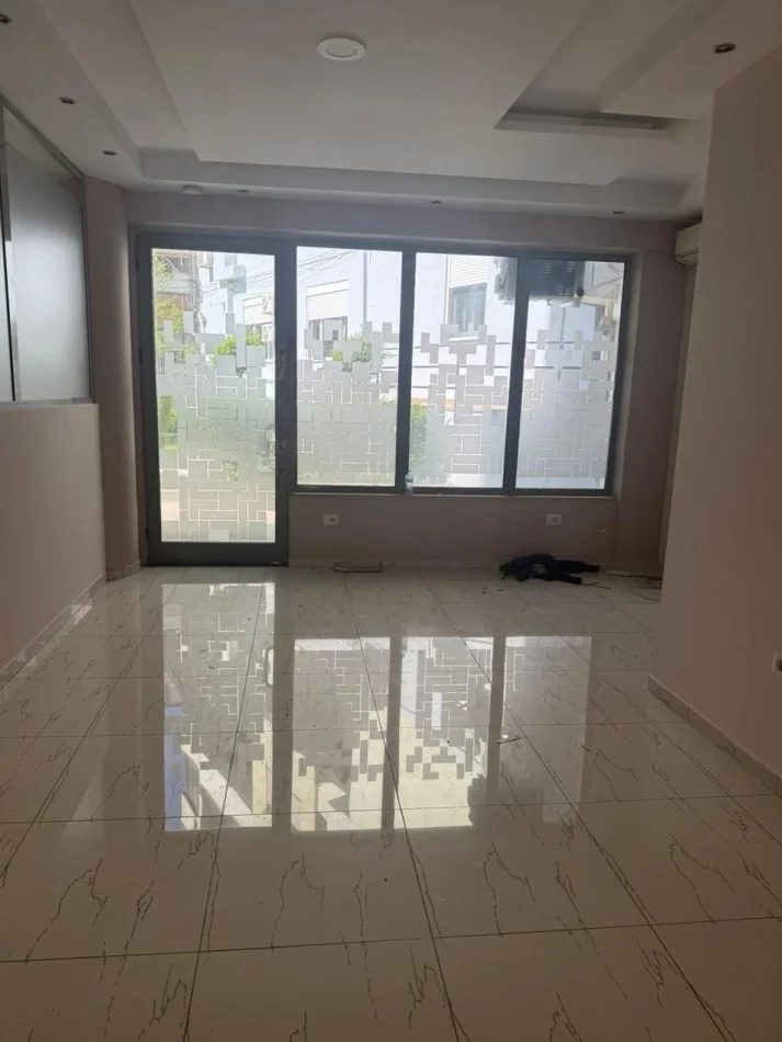 Tirane, jepet me qera ambjent biznesi Kati 1, 78 m² 1.200 € (Rruga e Dibrës)