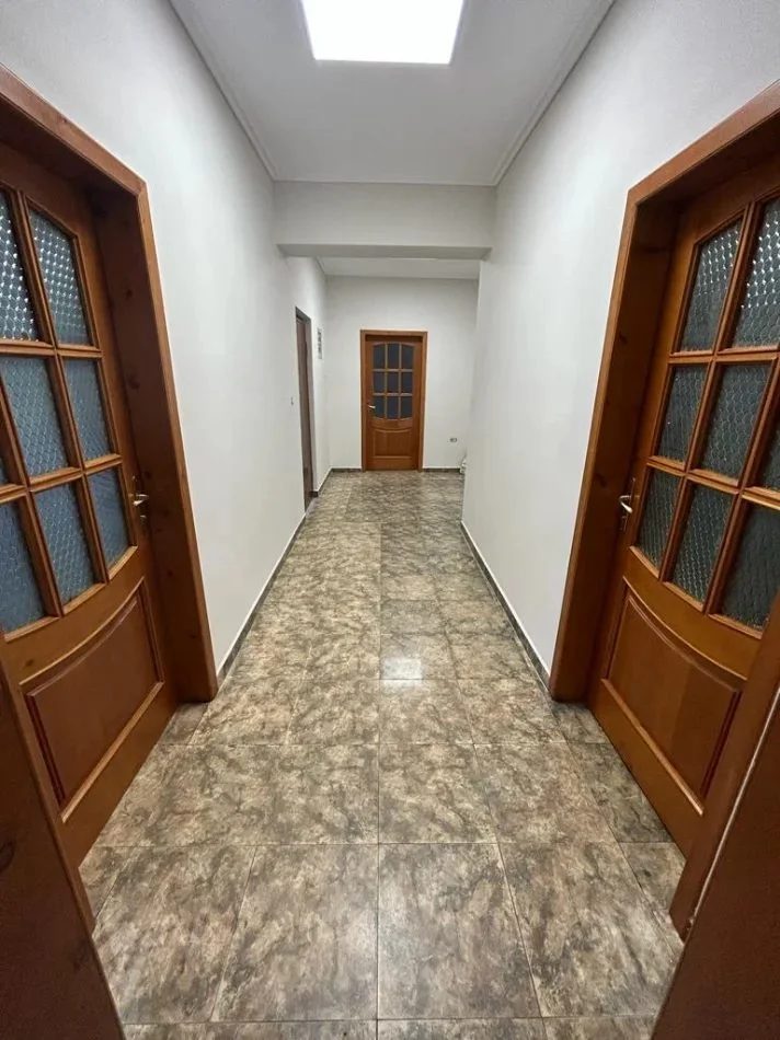Tirane, jepet me qera ambjent biznesi Kati 2, 120 m² 1.000 € (Pazari i Ri)