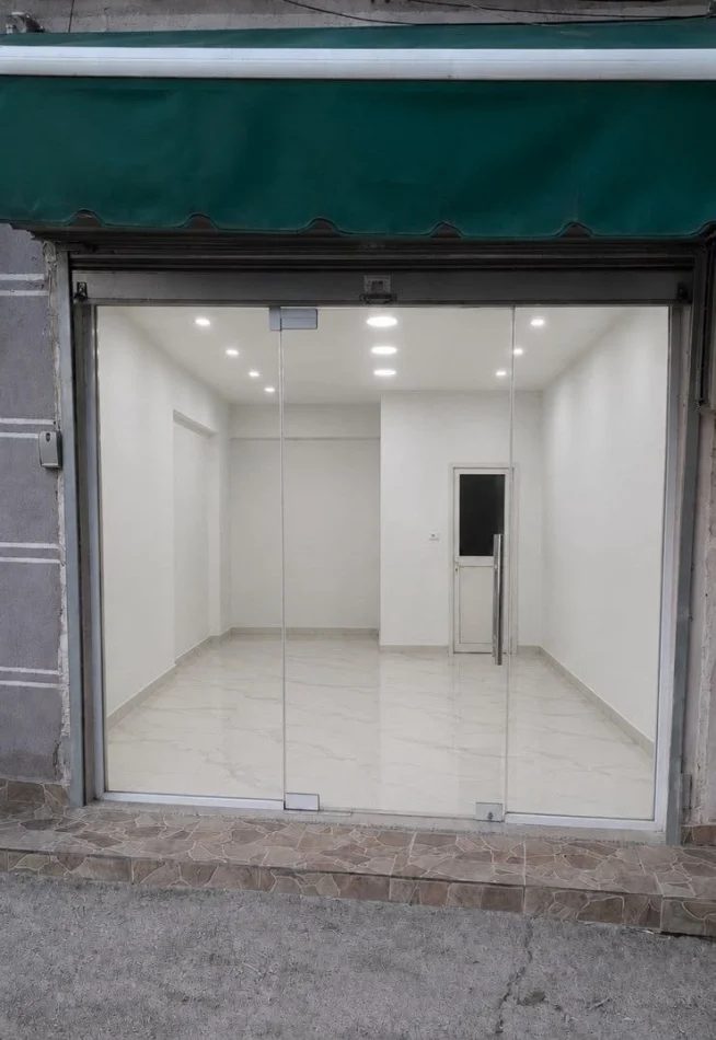 Tirane, jepet me qera ambjent biznesi Kati 1, 41 m² 600 € (Komuna e Parisit)