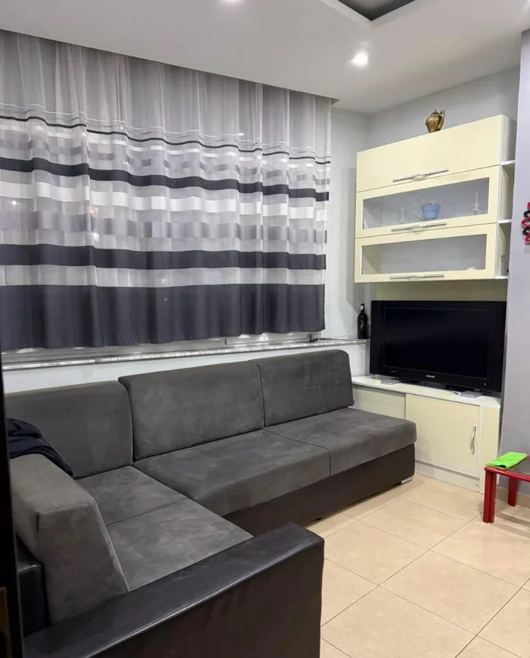 Tirane, jepet me qera apartament 1+1 Kati 3, 60 m² 500 € (TODI SHKURTI)