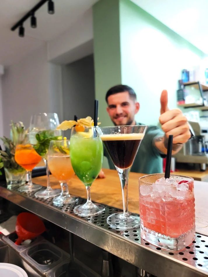 Tirane, ofrojme Kurse te Personalizuara BARMAN ( Barist ) Koktejle , Kafeteri si dhe KAMARIER