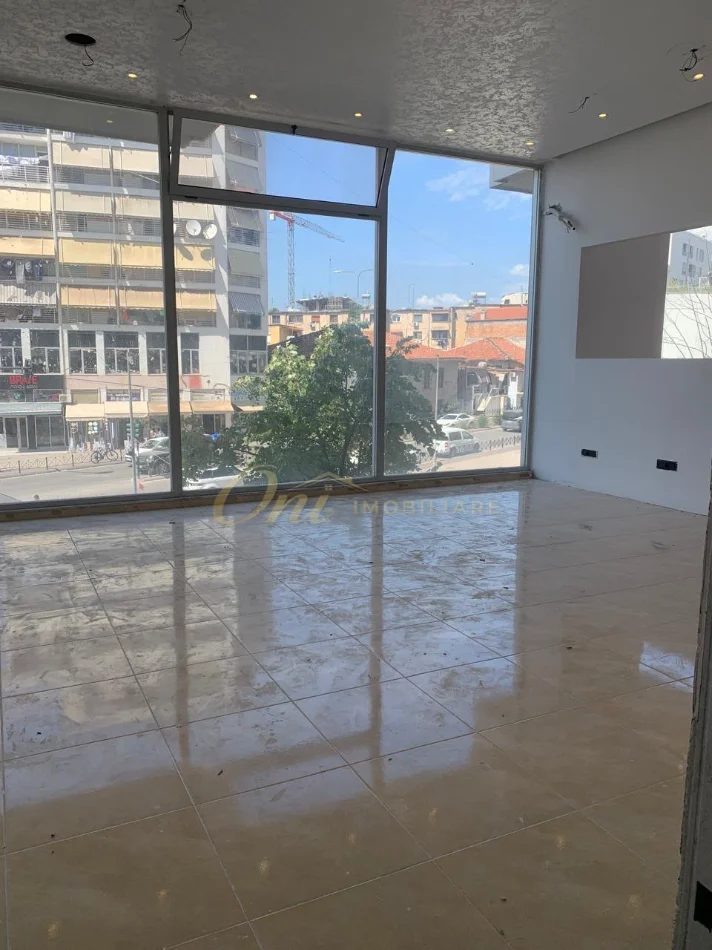 Tirane, jepet me qera zyre Kati 1, 77 m² 700 € (TREGU ELEKTRIK)