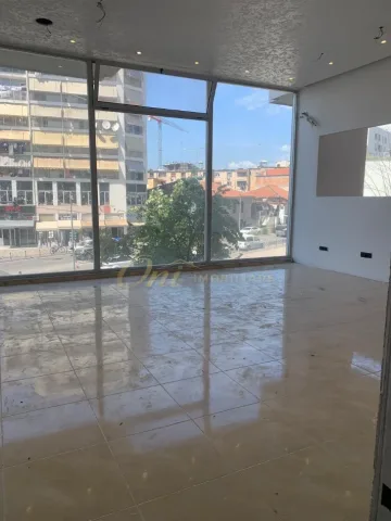 Tirane, jepet me qera zyre Kati 1, 77 m² 700 € (TREGU ELEKTRIK)
