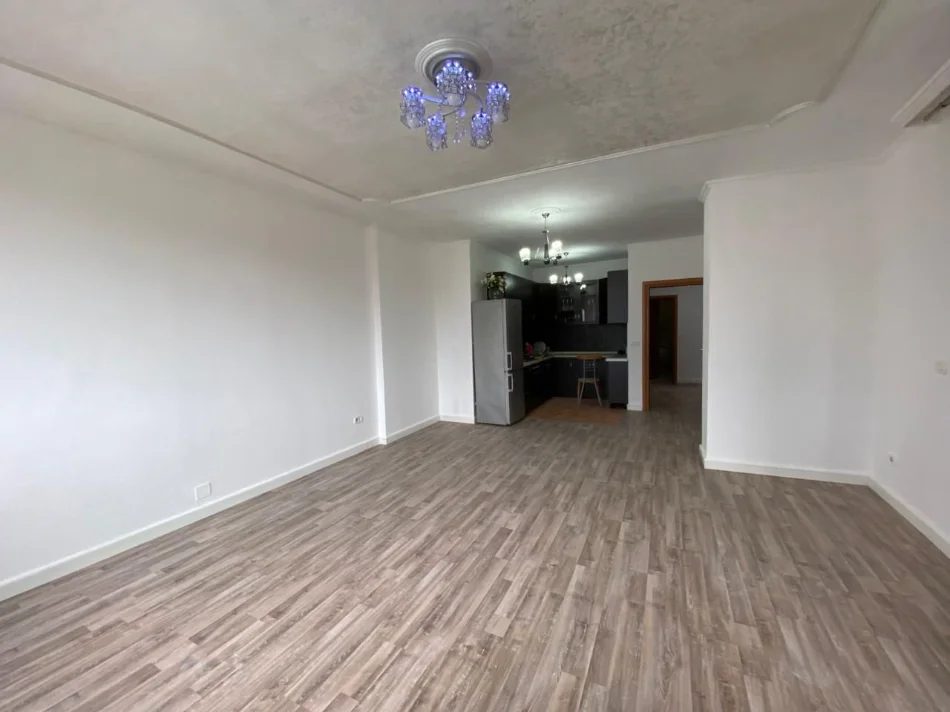 Tirane, jepet me qera zyre Kati 11, 145 m² 1.400 € (ISH EKSPOZITA)