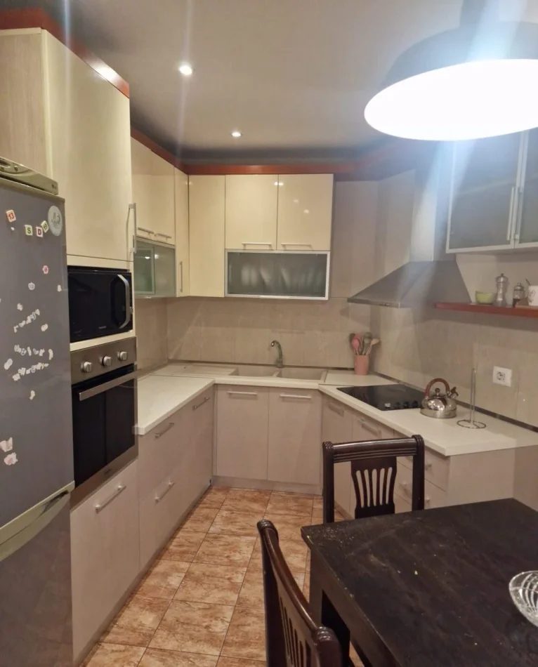Tirane, jepet me qera apartament 2+1 Kati 5, 130 m² 850 € (Rruga Fortuzi)