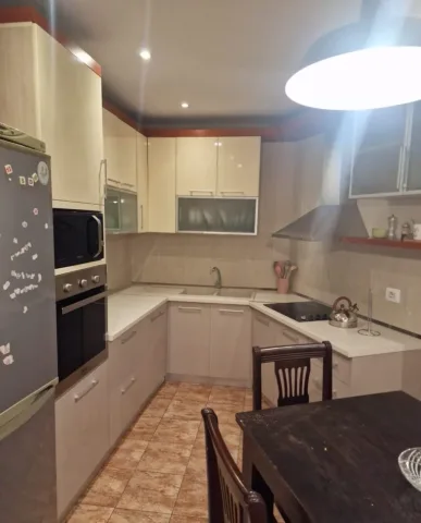 Tirane, jepet me qera apartament 2+1 Kati 5, 130 m² 850 € (Rruga Fortuzi)