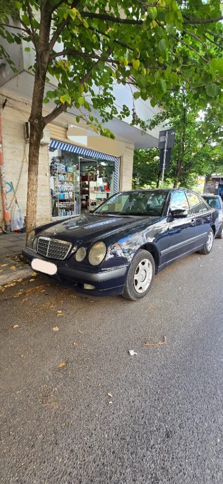 Tirane, shitet makine Shitet EClass 200 viti 2001. Nafte, blu automatik Kondicioner
