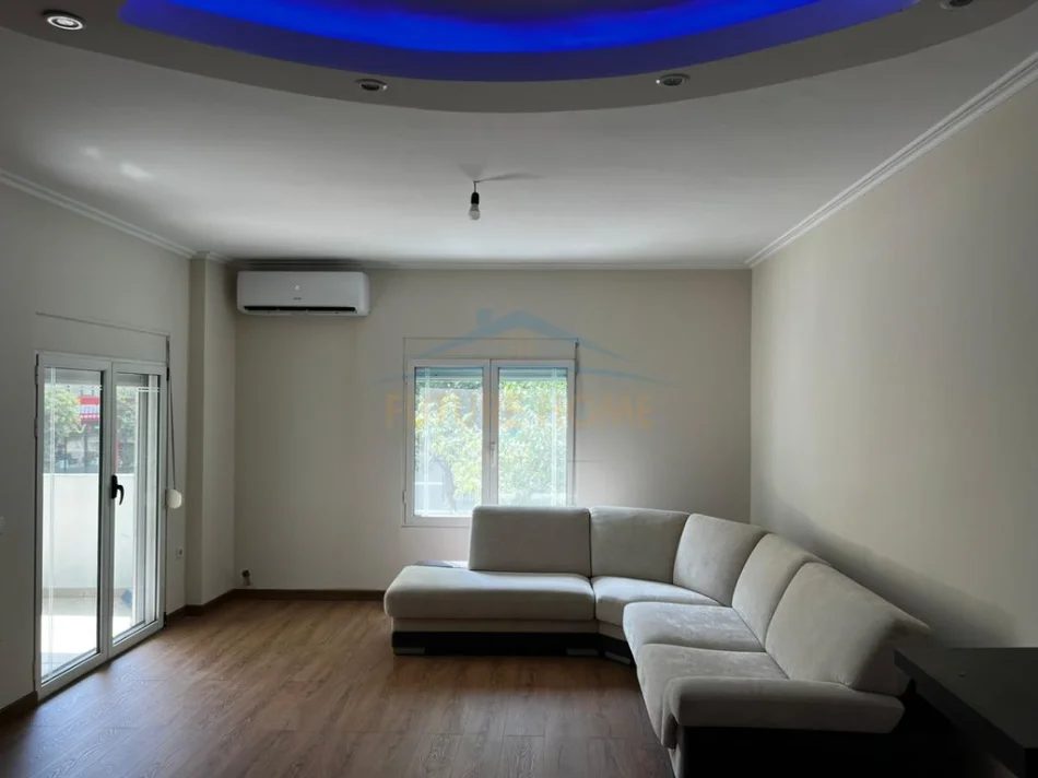 Tirane, jepet me qera apartament 2+1+Ballkon Kati 1, 135 m² 900 € (Komuna E Parisit.Tirane)