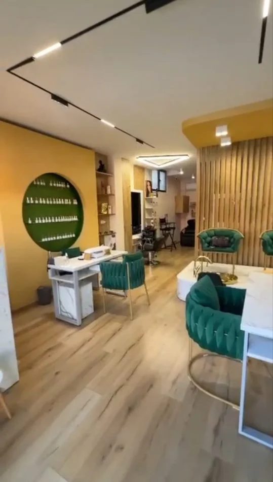 Tirane, jepet me qera ambjent biznesi Kati 0, 55 m² 700 € (Rruga Xhanfize Keko)