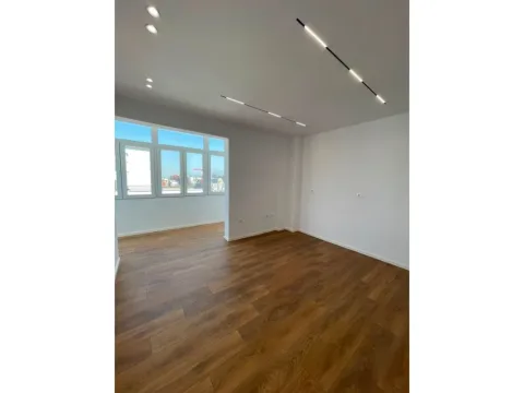 Tirane, shitet apartament 1+1+Ballkon Kati 11, 65 m² 165.000 € (21 Dhjetori, Tirane)