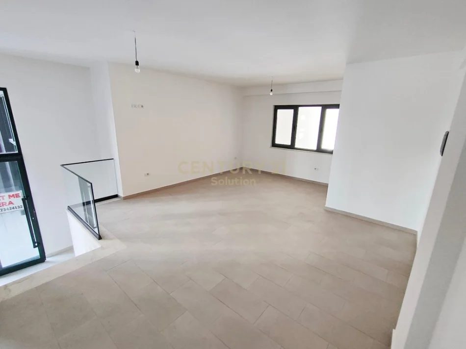Tirane, shes ambjent biznesi Kati 0, 44 m² 140.000 € (Green City)