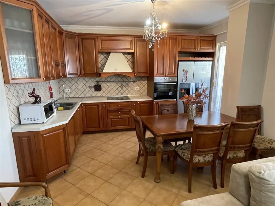 Tirane, jepet me qera apartament 2+1 Kati 3, 100 m² 1.000 € (RRUGA E ELBASANIT)