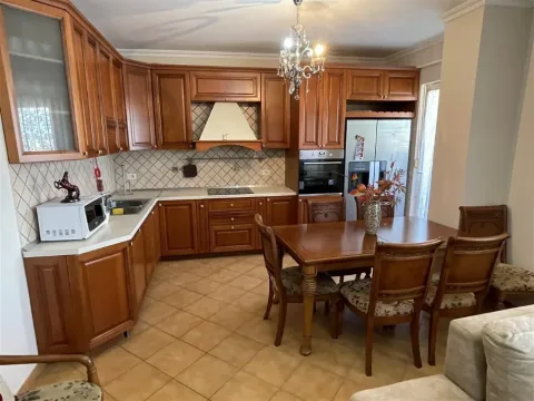 Tirane, jepet me qera apartament 2+1 Kati 3, 100 m² 1.000 € (RRUGA E ELBASANIT)